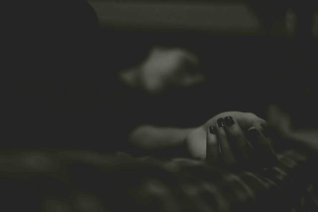 Έμφυλη βία: Οι φράσεις που χρησιμοποιούμε και μετατοπίζουν την ευθύνη από τον θύτη στο θύμα