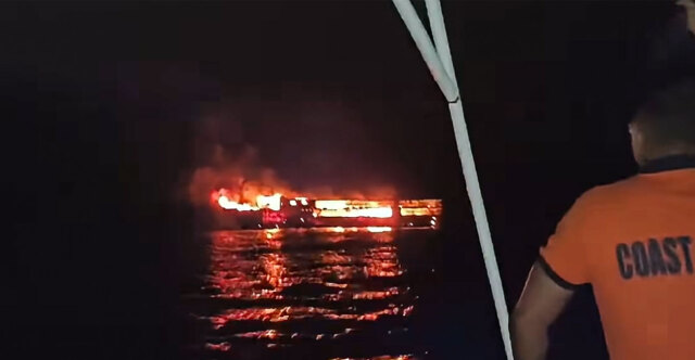 Συγκλονιστικό βίντεο από το φλεγόμενο επιβατηγό πλοίο στις Φιλιππίνες, αγωνία για τους αγνοούμενους