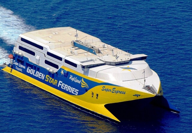 Προσωρινή απαγόρευση απόπλου στο «Super Express», λόγω επακούμβησης στον προβλήτα του λιμανιού της Ραφήνας