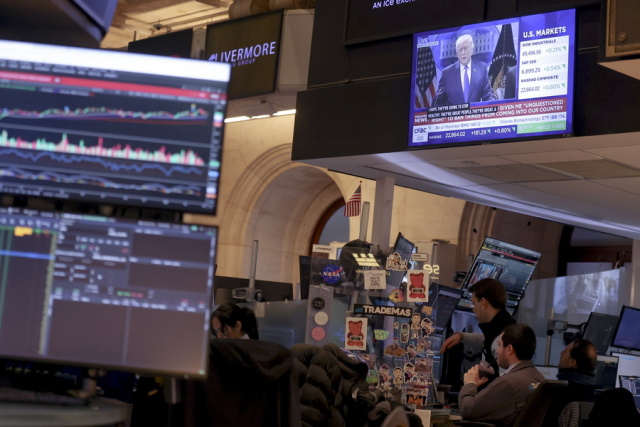 Ομόλογα, πετρέλαιο και Fed δοκιμάζουν τις αντοχές της Wall Street – Νέες απώλειες στους δείκτες 