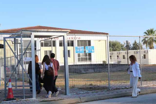 Με τη φωτογραφία της κόρης του στα χέρια κατέθεσε ο πατέρας της Φραντζέσκας Μπέζα στη δίκη για τα Τέμπη: «Εγώ έτσι σας την παρέδωσα»