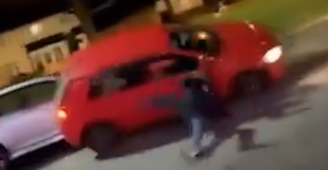 Μεθυσμένη οδηγός στο Μπέρμιγχαμ κάνει όπισθεν, προσκρούει σε σταθμευμένο αμάξι και χτυπά διερχόμενο πεζό, δείτε βίντεο
