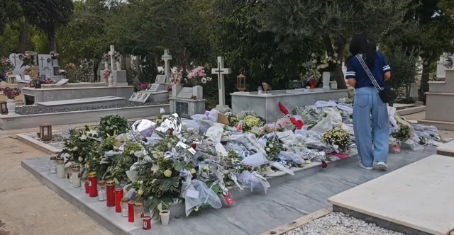Βουβό προσκύνημα στο μνήμα του Γιώργου Μαζωνάκη: Δεκάδες θαυμαστές στο νεκροταφείο με λουλούδια και τα τραγούδια του να παίζουν
