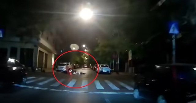 Οδηγός ηλεκτρικού πατινιού στον Σταθμό Λαρίσης παρέσυρε μοτοσικλετιστή και τον εγκατέλειψε τραυματισμένο, δείτε βίντεο