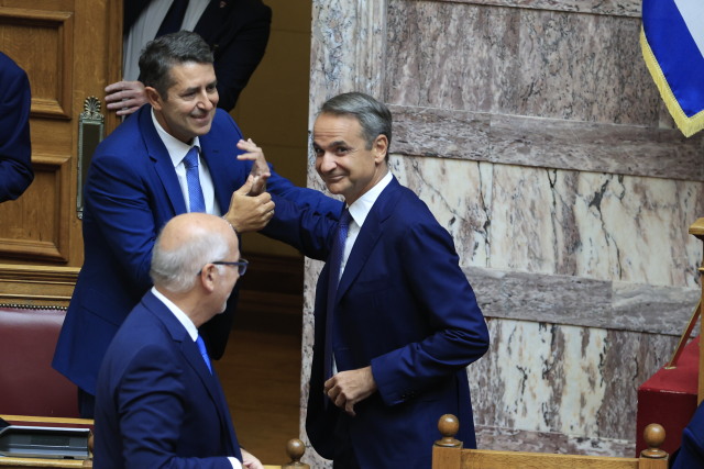 Επέστρεψε στα υπουργικά έδρανα ο Μυλωνάκης μετά τη σοβαρή περιπέτεια της υγείας του, δείτε φωτογραφίες