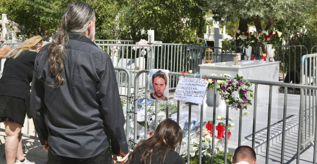 Βουνό από λουλούδια και μηνύματα στο μνήμα του Μαζωνάκη, ησυχία για να θρηνήσει ζήτησε η αδελφή του