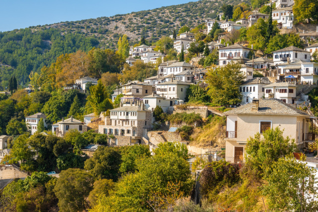 Ένα χωριό πανηγυρίζει επειδή γεννήθηκε ένα παιδί | Επικαιρότητα στο LivePress.gr