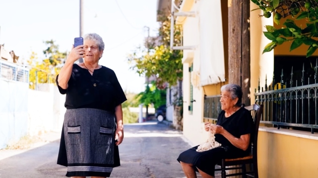 Οι viral Κρητικές γιαγιάδες ξαναχτυπούν και τα βάζουν με το... χαζόGPT, δείτε το νέο σποτ του Ημιμαραθωνίου Κρήτης