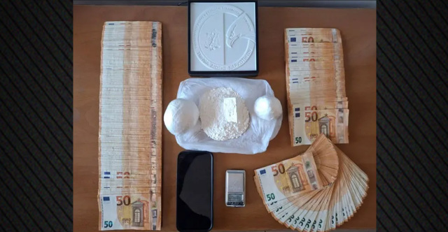 Συνελήφθη 37χρονος για διακίνηση ναρκωτικών στα Τρίκαλα, εντοπίστηκαν 18.000€ στο σπίτι του