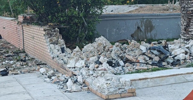 Τρεις νεκροί σε τροχαίο στη Γλυφάδα, το ΙΧ τους «καρφώθηκε» σε μάντρα, δείτε εικόνες καταστροφής