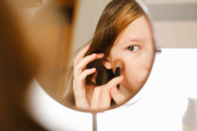 Skincare, μακιγιάζ και TikTok από το δημοτικό: Πότε το παιχνίδι με την εικόνα γίνεται λόγος ανησυχίας, τι λένε οι ειδικοί
