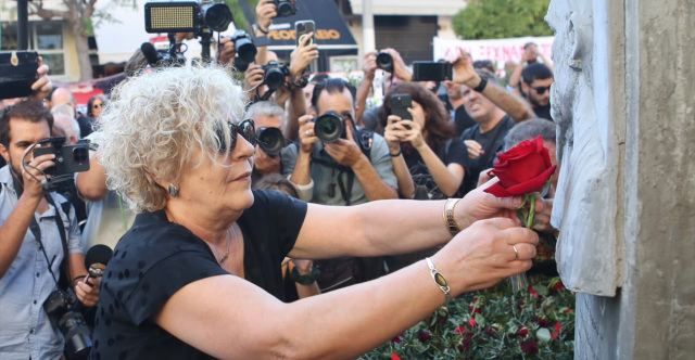 Κόκκινο τριαντάφυλλο άφησε η Μάγδα Φύσσα στο μνημείο του Παύλου, σε εξέλιξη συγκέντρωση στο Κερατσίνι, βίντεο και φωτογραφίες