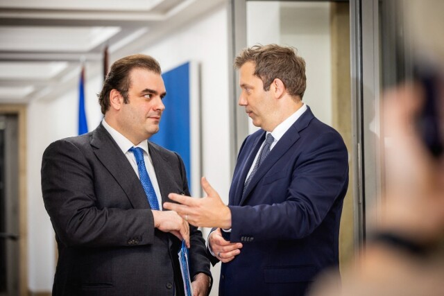 Financial Times: Ας απολαύσουμε την ιδιαίτερη στιγμή όπου η Ελλάδα μπορεί να συμβουλεύει τη Γερμανία