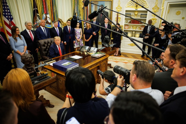 Εμπάργκο στη live κάλυψη του Τραμπ από CBS, NBC, ABC και Fox: Στο πλευρό του CNN μετά το μπλόκο του Λευκού Οίκου