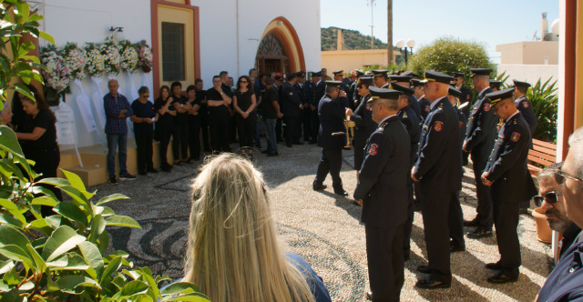 Συγκίνηση στην κηδεία του πυροσβέστη στη Ρόδο που έχασε τη ζωή του ενώ προσπαθούσε να σώσει δύο αναρριχητές