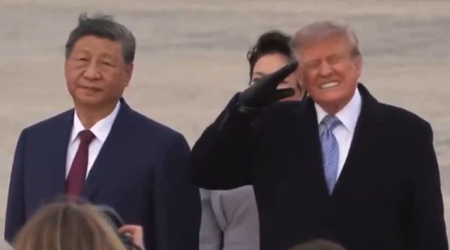 Ο μορφασμός του Τραμπ δίπλα στον Σι, στον εκκωφαντικό θόρυβο από την πτήση δύο B-1 βομβαρδιστικών, δείτε βίντεο