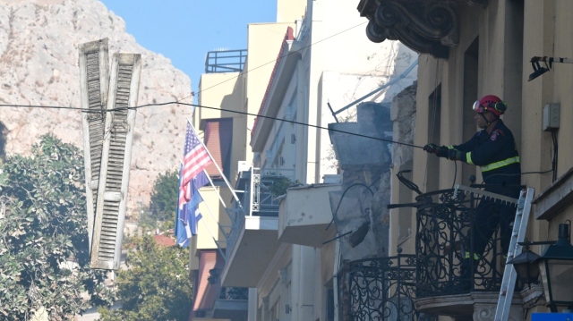 «Το είδα να καταρρέει μπροστά μου»: Μαρτυρίες για έντονη οσμή αερίου πριν την έκρηξη στο διώροφο κτήριο στην Πλάκα