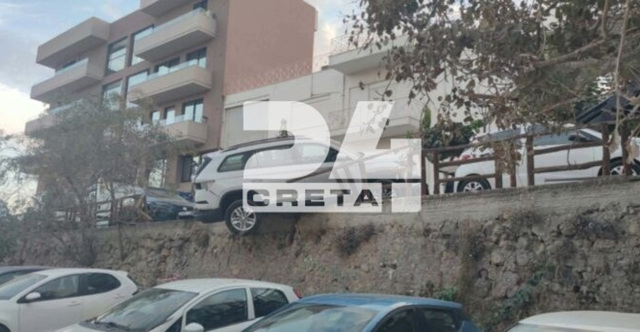 Τζιπ σε... τρελή πορεία στα Χανιά παρέσυρε σταθμευμένα οχήματα, το ένα έμεινε να κρέμεται πάνω από πάρκινγκ, δείτε φωτογραφίες