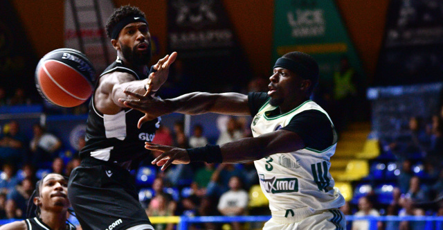 Παναθηναϊκός - ΠΑΟΚ 34-38 (ημίχρονο): Ασπρόμαυρο προβάδισμα στον 2ο ημιτελικό του Stoiximan Super Cup, live