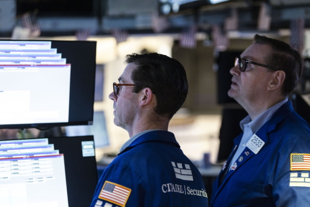 Wall Street: Πιέσεις από το νέο sell-off στα ομόλογα με το 30ετές σε υψηλό από το 2002 