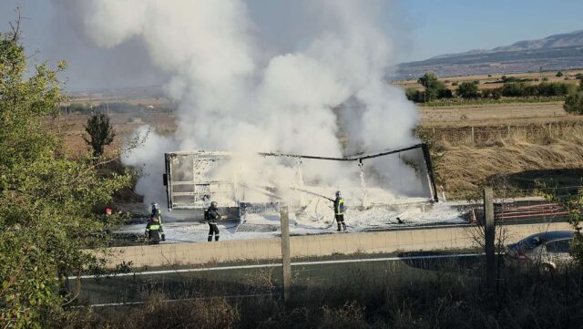 Φωτιά σε ρυμουλκούμενο φορτηγού στην Εγνατία Οδό, δείτε βίντεο | Επικαιρότητα στο LivePress.gr