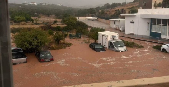 Η κακοκαιρία χτύπησε την Κρήτη: Ένας νεκρός, ποτάμια λάσπης οι δρόμοι και μεγάλες καταστροφές - Δείτε βίντεο και φωτογραφίες