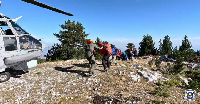 Καρέ καρέ η επιχείρηση διάσωσης των μαθητών στον Όλυμπο: Super Puma απομακρύνει τα παιδιά από το καταφύγιο, δείτε βίντεο
