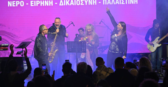 Η Ζωή Κωνσταντοπούλου ανέβηκε στη σκηνή του Θεάτρου Ρεματιάς και τραγούδησε «η ζωή είναι ένα δώρο», δείτε βίντεο