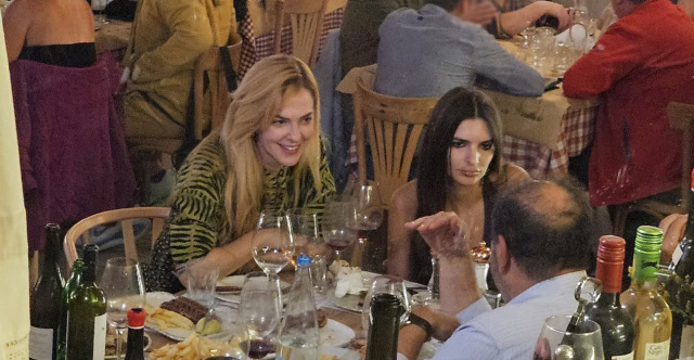 Η Έμιλι Ραταϊκόφσκι και ο Ρομέν Γαβράς γευμάτισαν με τη Ρένα Μόρφη, δείτε εικόνες | Επικαιρότητα στο PlusTV.gr