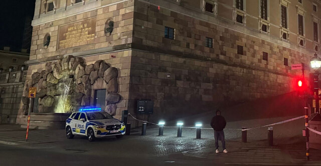 Αστυνομικοί πυροβόλησαν και τραυμάτισαν άνδρα με μαχαίρι έξω από το ανάκτορο στη Στοκχόλμη, είχε ζητήσει να τον σκοτώσουν 