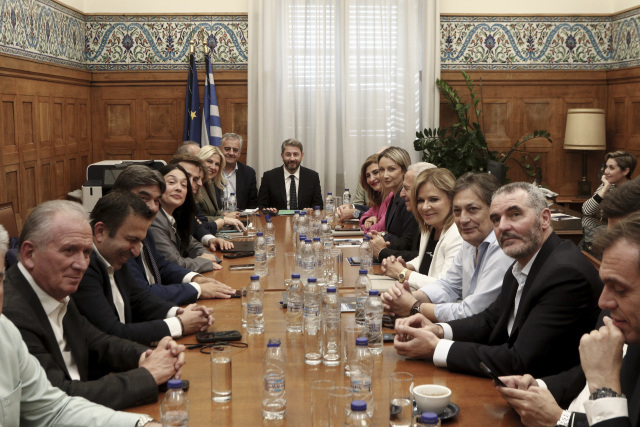 Διμέτωπος και πάλι από τον Ανδρουλάκη κατά ΝΔ-ΕΛ.Α.Σ, «μην αφήνετε τίποτε να πέσει κάτω ζήτησε από τους βουλευτές του ΠΑΣΟΚ