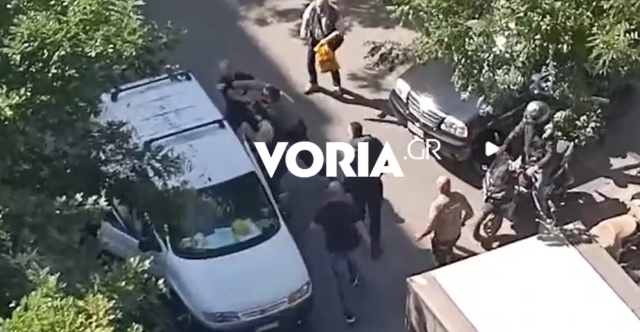 Άγρια συμπλοκή στη μέση του δρόμου στη Θεσσαλονίκη: Άνοιξε την πόρτα του βαν, έβγαλε έξω τον οδηγό και τον γρονθοκόπησε, δείτε βίντεο