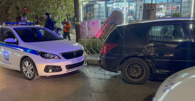 Βίντεο: Επεισοδιακή καταδίωξη αυτοκινήτου στη Θεσσαλονίκη με επτά μετανάστες, ο οδηγός εμβόλισε σταθμευμένα ΙΧ και διέφυγε πεζός