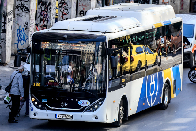 Συνελήφθη 65χρονος οδηγός λεωφορείου που παραβίασε δύο κόκκινα φανάρια στη Μεσογείων | Επικαιρότητα στο PlusTV.gr