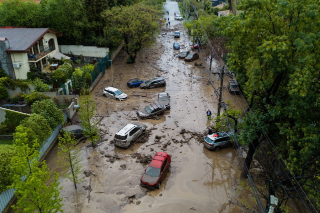 Ποτάμια λάσπης σάρωσαν το Σαντιάγο: Αυτοκίνητα θάφτηκαν στα συντρίμμια, έξι τραυματίες, ανάμεσά τους βρέφος