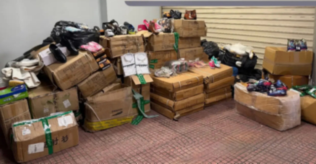Συνελήφθη 56χρονος με 36 κιλά λαθραία καπνικά προϊόντα και είδη ρουχισμού στην Ομόνοια | Επικαιρότητα στο LivePress.gr