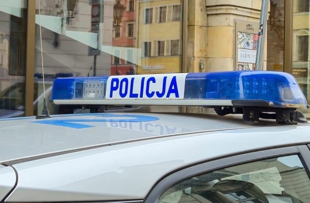 Συναγερμός σε 10.000 σχολεία στην Πολωνία για τη «Ματωμένη Παρασκευή»: Συλλήψεις εφήβων που απειλούσαν με επιθέσεις