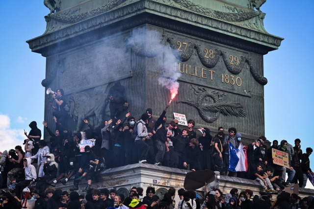 «Να δούμε ποιος θα υποχωρήσει πρώτος»: Η εξέγερση των μαθητών στη Γαλλία που στριμώχνει τον Μακρόν