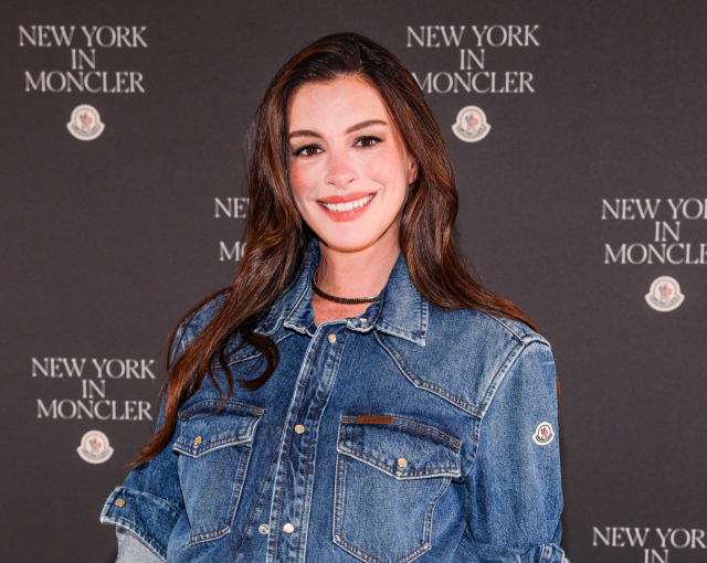 Η Anne Hathaway αποδεικνύει ότι οι διαφάνειες έχουν θέση και στο maternity style | Επικαιρότητα στο LivePress.gr