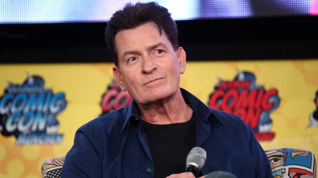 Ο εθισμός, οι εκρήξεις και η απόλυση του Τσάρλι Σιν από το Two and a Half Men: «Δεν μπορούσε να σταθεί όρθιος», λέει ο δημιουργός της σειράς