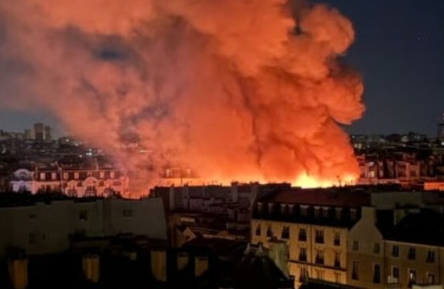 Τέσσερις αιώνες ιστορίας έγιναν στάχτη: Μεγάλη φωτιά κατέκαψε την ιστορική αγορά Marché des Enfants Rouges στο Παρίσι