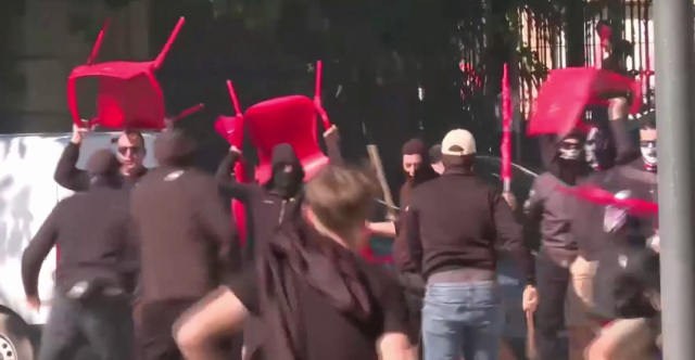 Χάος πριν από το Λεβάντε - Σεβίλλη: Άγριες συμπλοκές μεταξύ οπαδών έξω από το γήπεδο, βίντεο