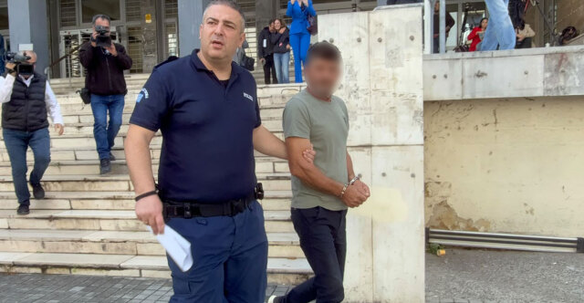 «Είμαι σοκαρισμένος, δεν προσπάθησα να φύγω», λέει ο 45χρονος οδηγός που «μπούκαρε» με το αυτοκίνητό του σε ταβέρνα γεμάτη πελάτες στη Θεσσαλονίκη