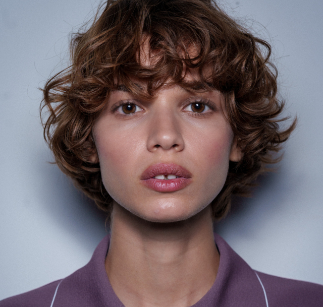 Purple Blush: Το beauty trend που μας έχει κάνει να ξεχάσουμε το κλασικό ροζ ρουζ | Επικαιρότητα στο LivePress.gr