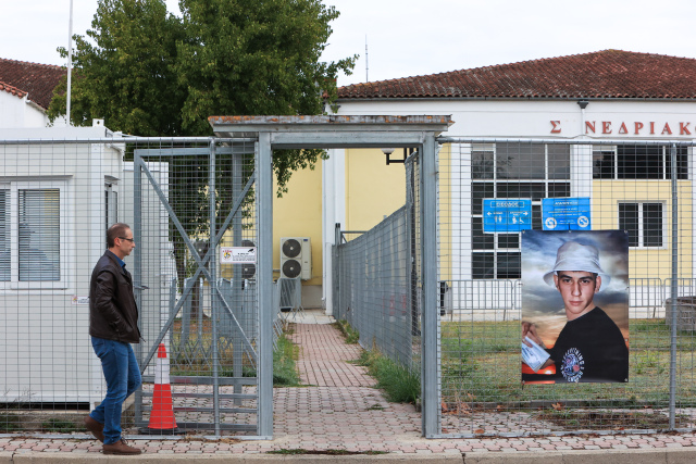 Δίκη για τα Τέμπη: «Δεν είδαμε ποτέ τη μητέρα μας, ήρθε σφραγισμένο το φέρετρο», κατέθεσε συγκινημένη η κόρη εργαζόμενης στο τρένο