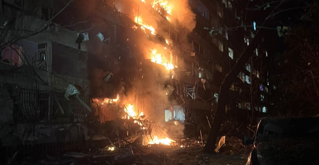 Ρωσικός πύραυλος έπληξε συγκρότημα κατοικιών στο Κίεβο, «στόχευε ενεργειακή υποδομή» λέει ο Ζελένσκι 