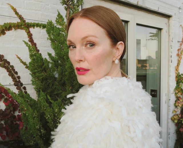 Η Julianne Moore μοιράστηκε στιγμιότυπα από τον γάμο του γιου της: «Συνέβη κι αυτό!» (βίντεο)