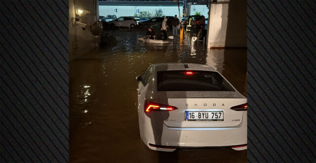 «Πνίγηκε» η Κωνσταντινούπολη: Νεκρός 14χρονος από ηλεκτροπληξία, συγκλονιστικές εικόνες και βίντεο από τις σφοδρές πλημμύρες «φύγετε από τα υπόγεια»