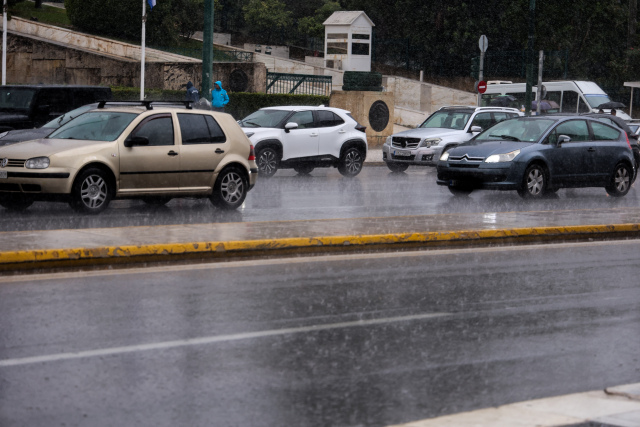 Live η κίνηση τώρα στους δρόμους: Ταλαιπωρία στον Κηφισό, στο κόκκινο και το κέντρο της Αθήνας - 30λεπτες καθυστερήσεις στην Αττική Οδό