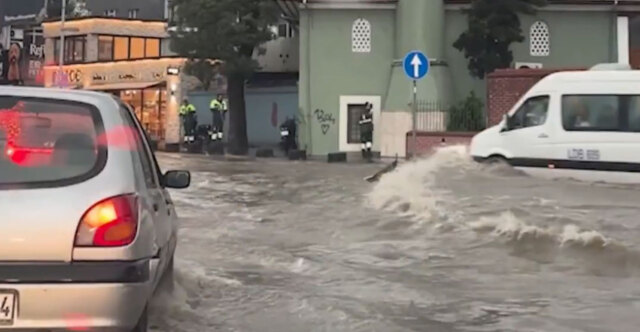 Χαμός από τις βροχές στην Κωνσταντινούπολη: Γυναίκα παρασύρθηκε από τα νερά, πλημμύρισαν σταθμοί του μετρό, δρόμοι έγιναν ποτάμια, δείτε βίντεο